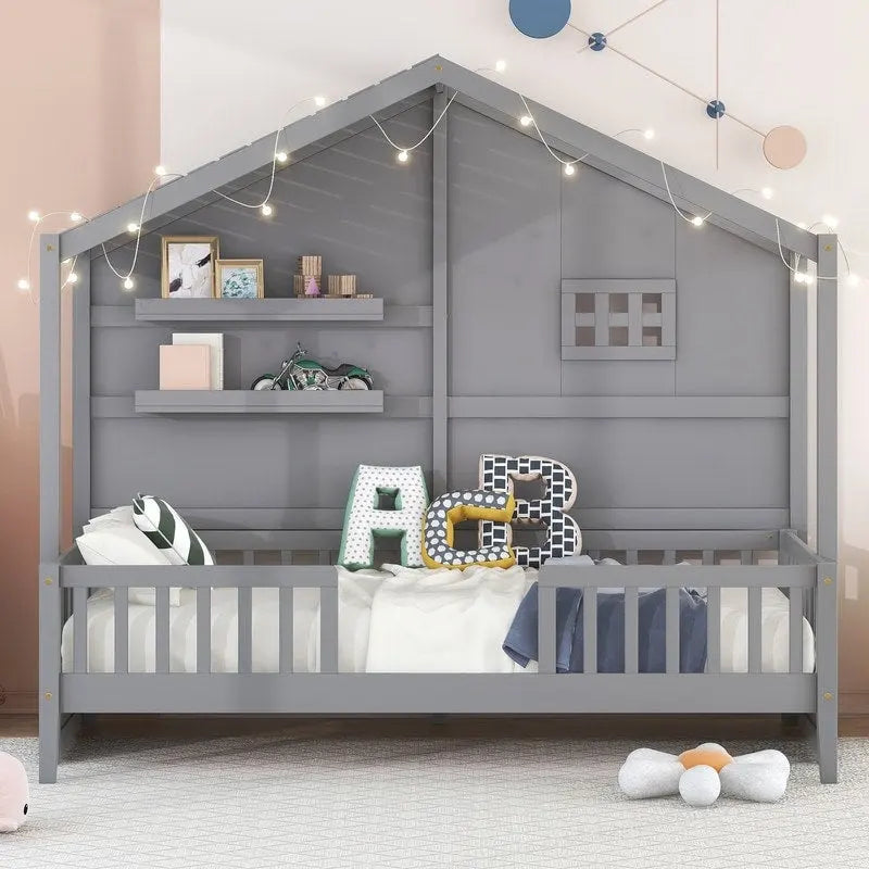 Cama con forma de casa, estantes de almacenamiento, ventana y tira de luces en el techo