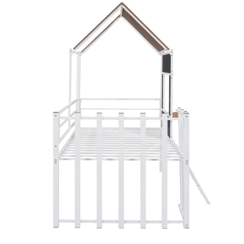 Cama alta metálica con forma de casa, techo, ventana, barandillas y escalera