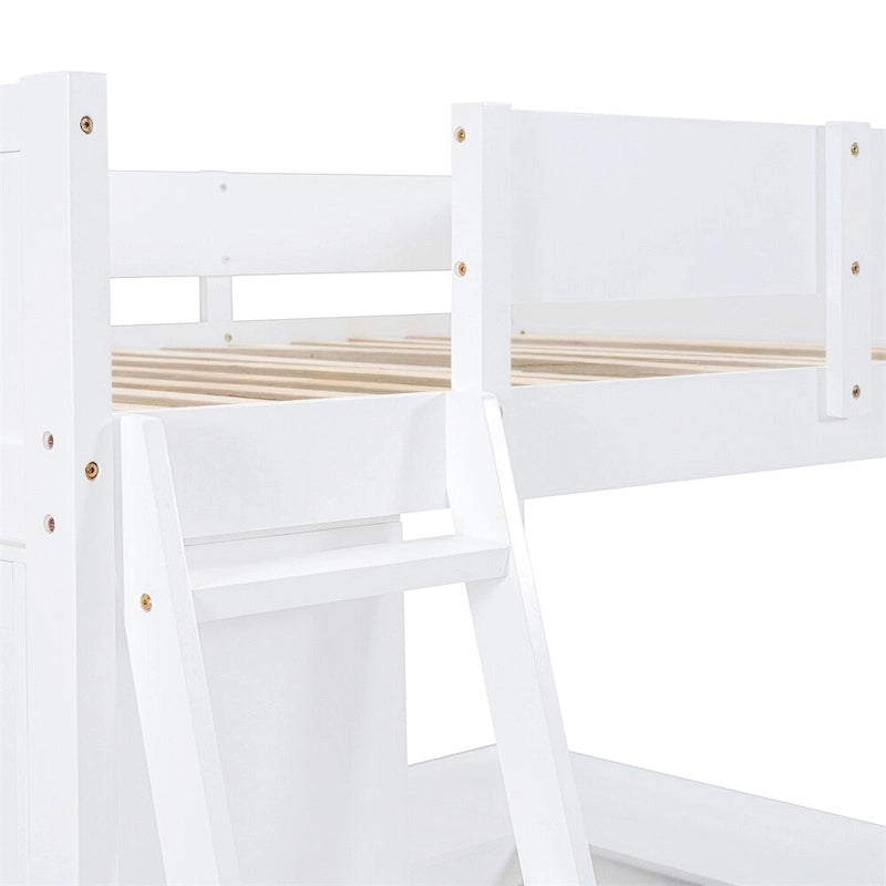Hochbett aus Massivholz mit Schreibtisch, Regalen und umlaufendem Rausfallschutz