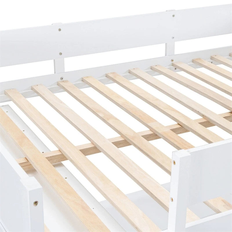 Hochbett aus Massivholz mit Schreibtisch, Regalen und umlaufendem Rausfallschutz