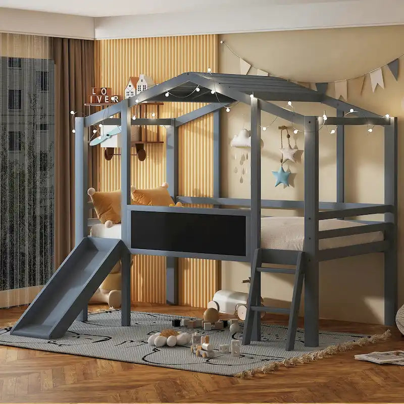 Cama alta con forma de casa, tobogán, tira de luces LED y pizarra