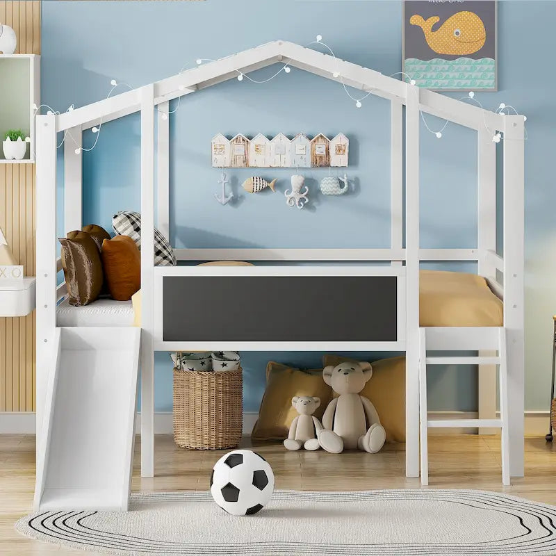 Cama alta con forma de casa, tobogán, tira de luces LED y pizarra