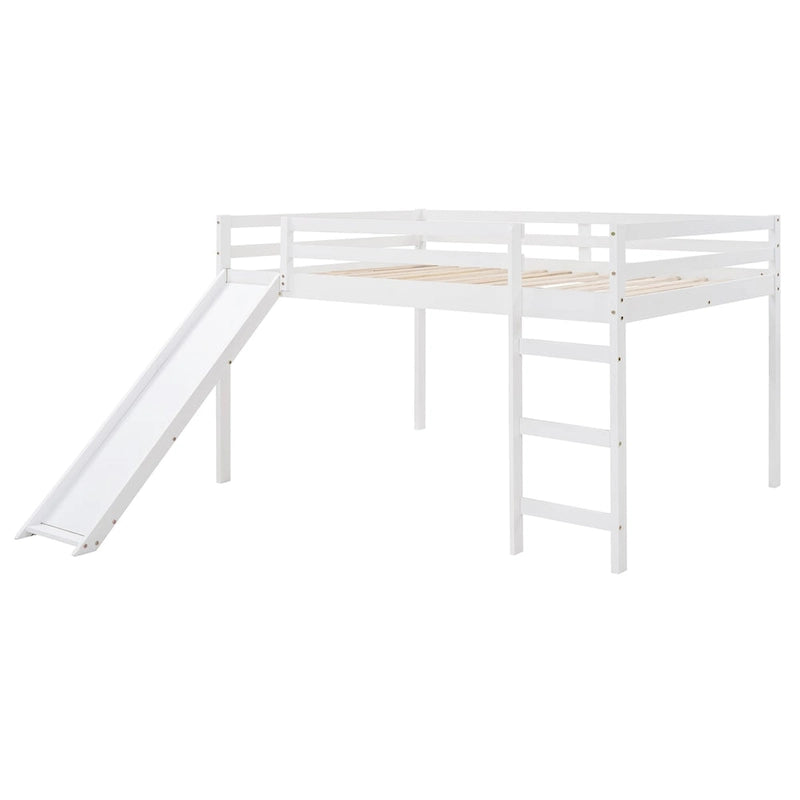 Hochbett aus Holz mit Rutsche und Leiter